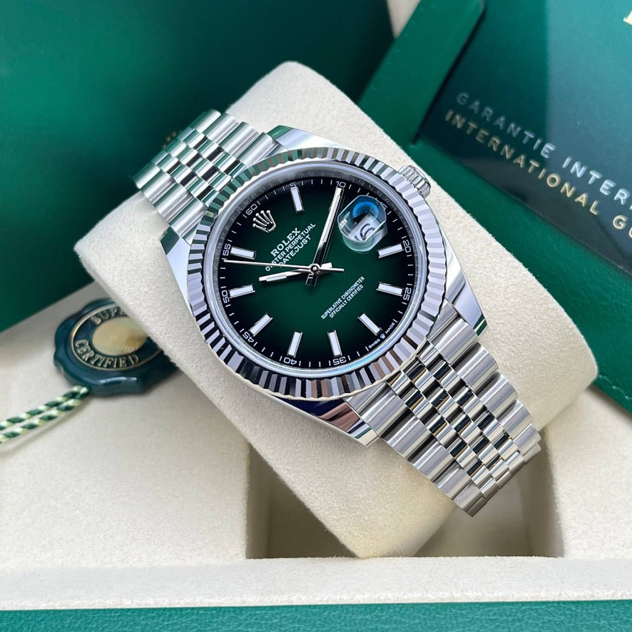 Rolex Datejust 41 mm, Referenz 126334, mit grünem Ombré-Zifferblatt, geriffelter Weißgoldlünette und Jubilee-Armband in einer Rolex-Box.