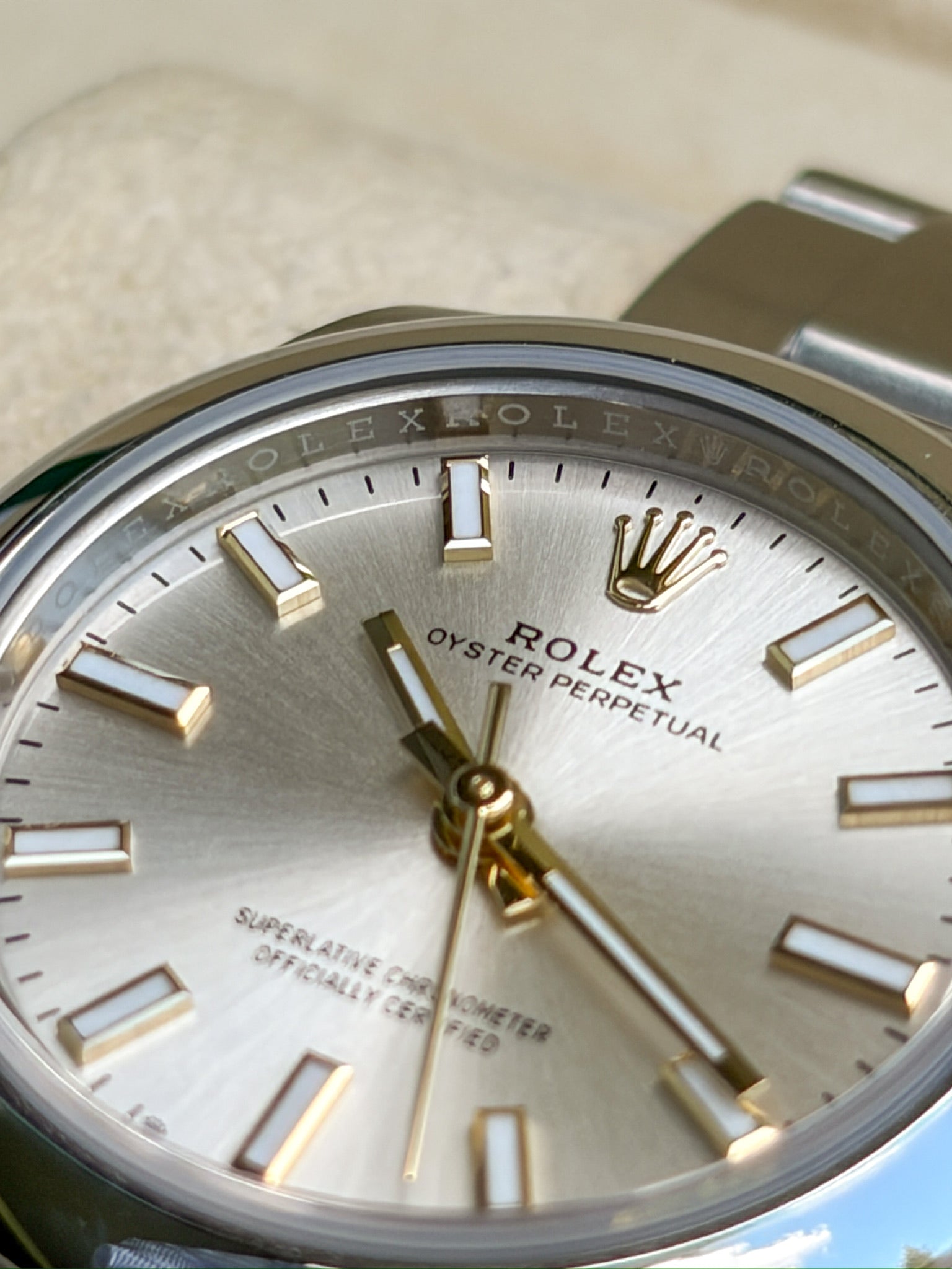 Nahaufnahme einer Rolex Oyster Perpetual 28 mm, Referenz 276200, aus Edelstahl mit silberfarbenem Zifferblatt und Oyster-Armband.